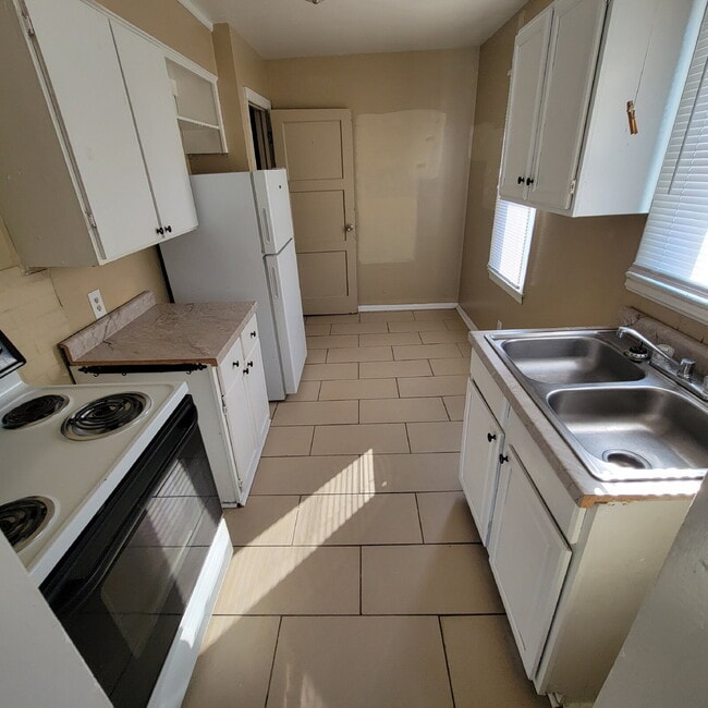 Building Photo - 2BR House w/Fenced Yard!
