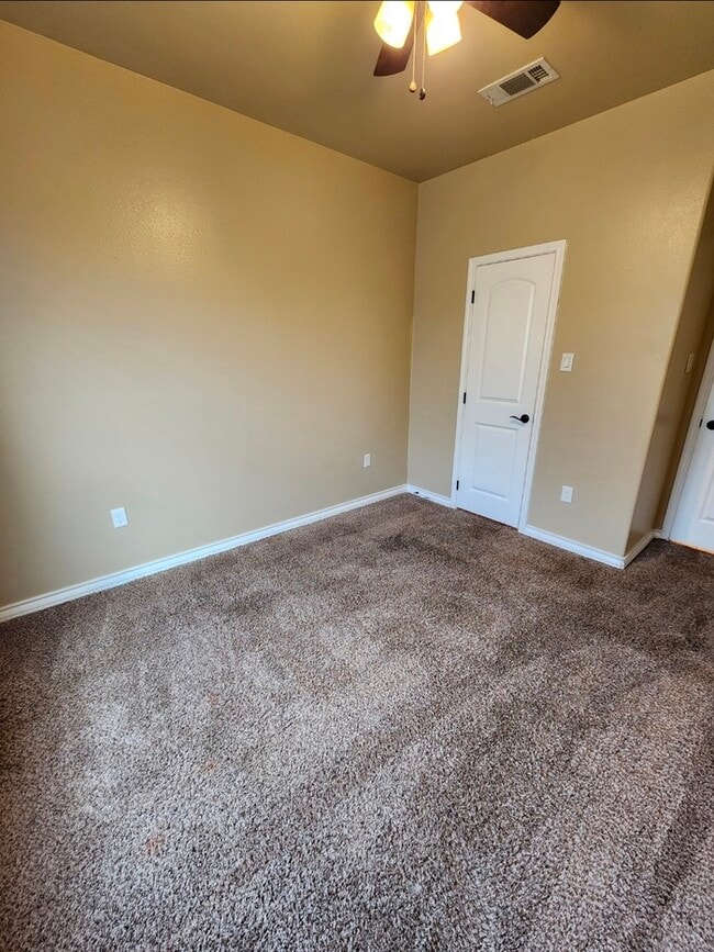 Building Photo - 3 bed 2 bath home