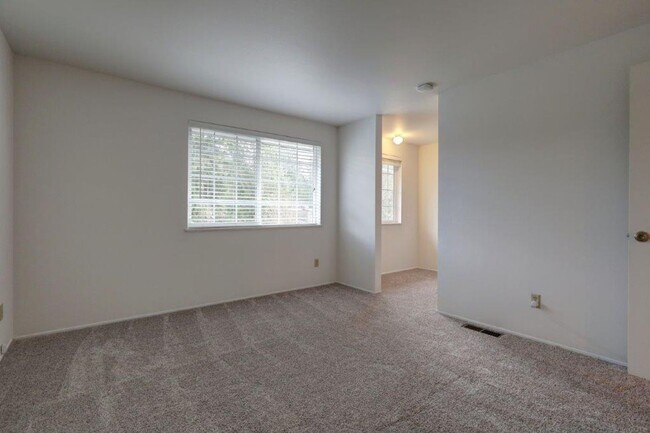 Building Photo - Spacious 4 Bedroom/3ba Bath Bellevue Home Available Now!