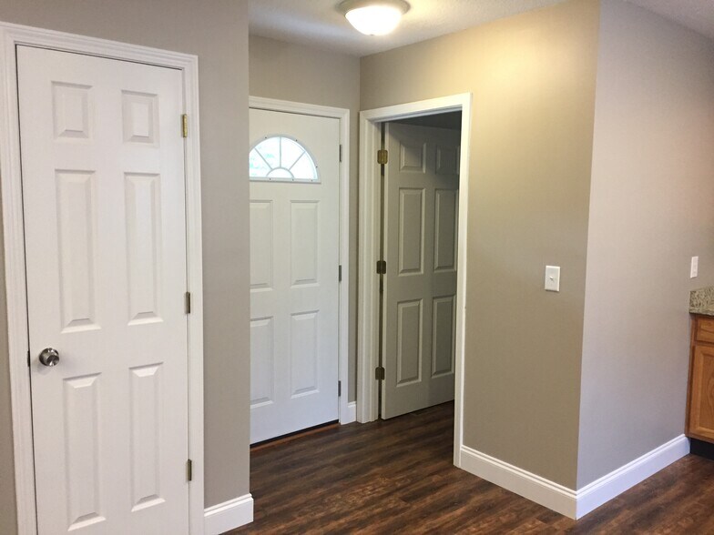 Entry - 2B Circleview Dr