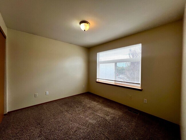 Building Photo - pl102