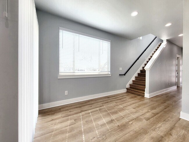 Building Photo - Sophisticated 3/BR 2.5/BS Home in Point Ve...