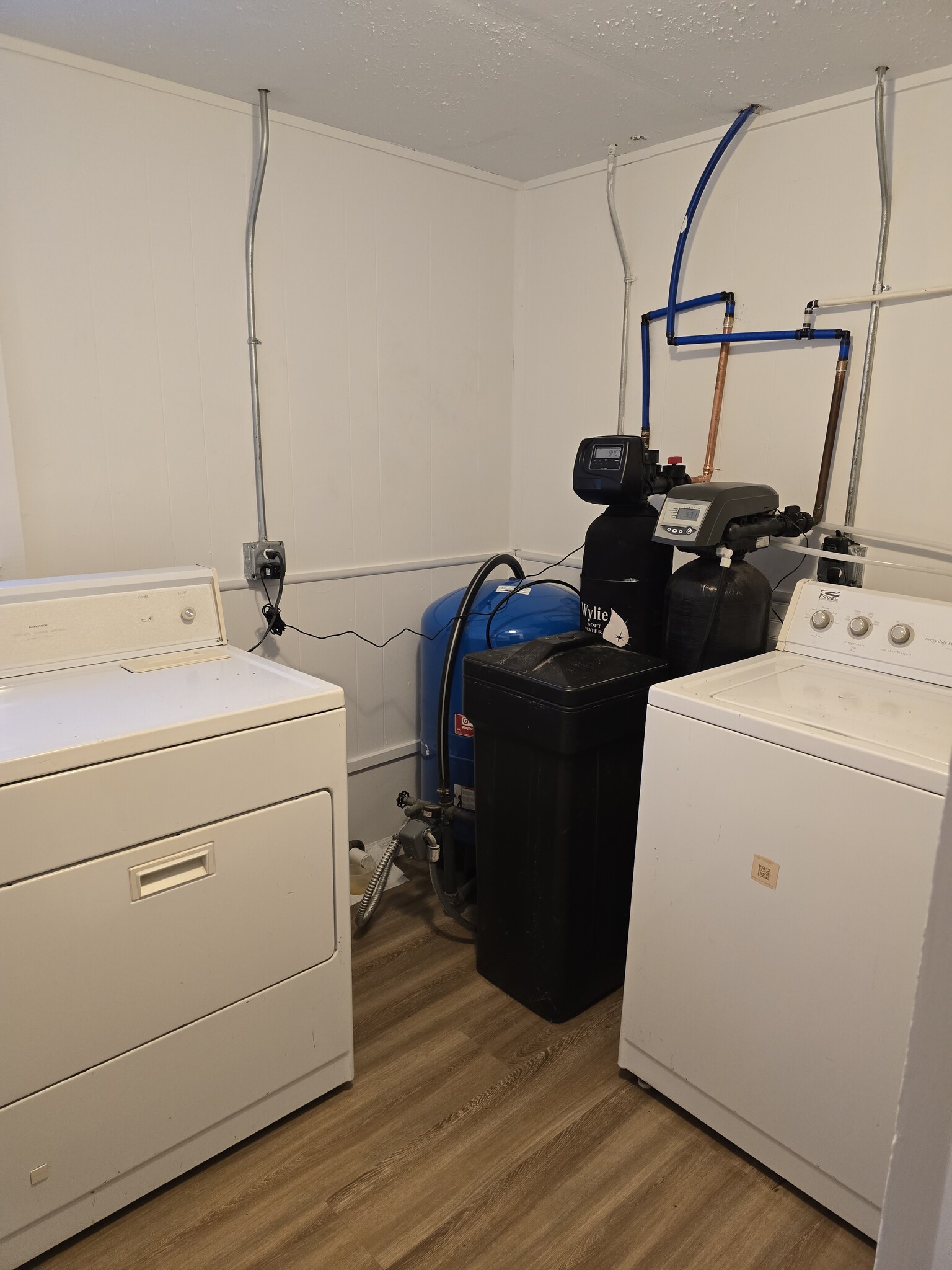 laundry room - 4435 Clifford Rd