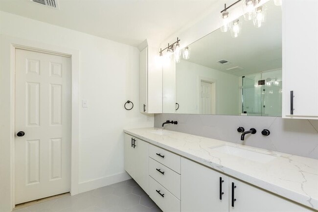 Building Photo - 2815 Field Line Dr