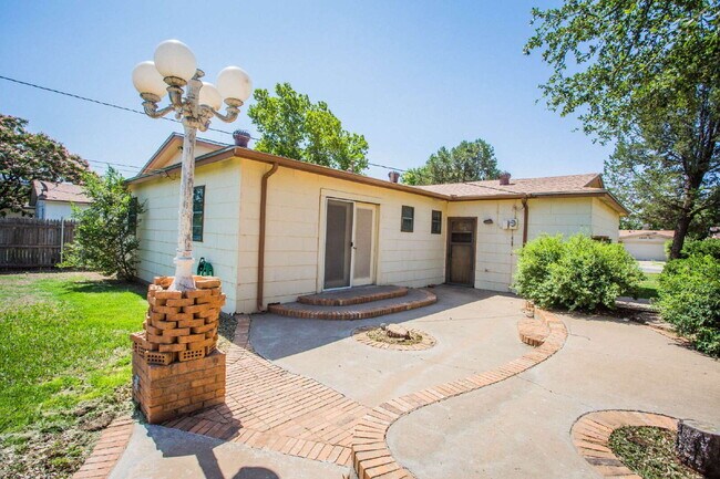 Building Photo - Beautiful 3/2 full of charm!