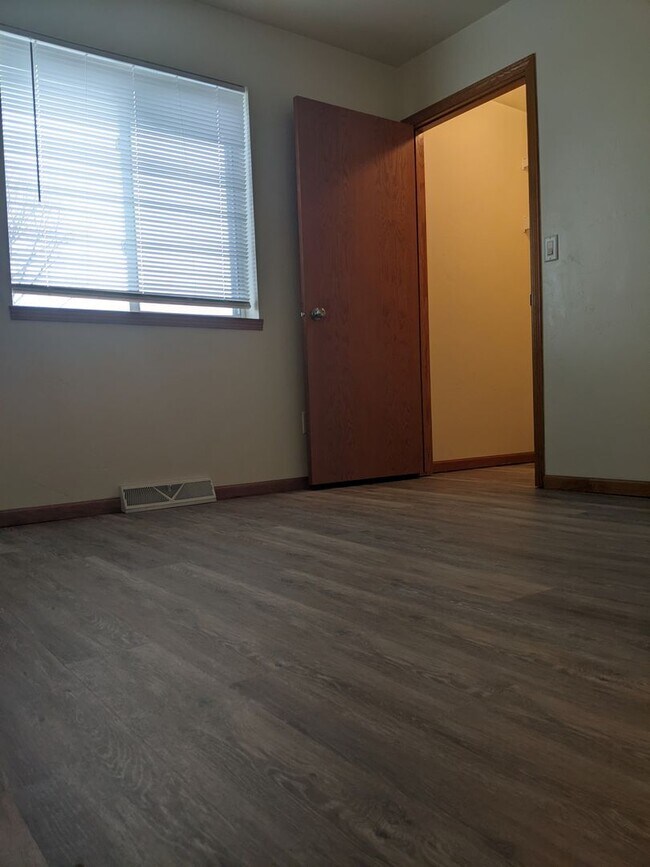 Building Photo - Welcome Home to this Grand Chute Condo!