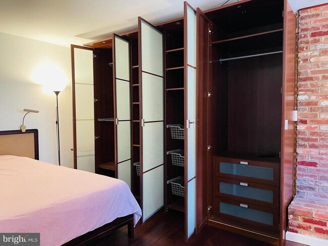 Building Photo - 928 Venice Dr