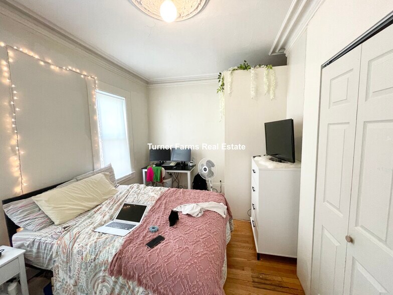 Building Photo - 53 W 7th St