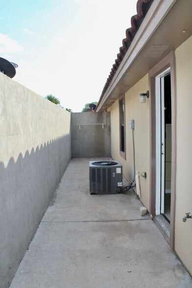 Building Photo - 201 S Ridge Ln