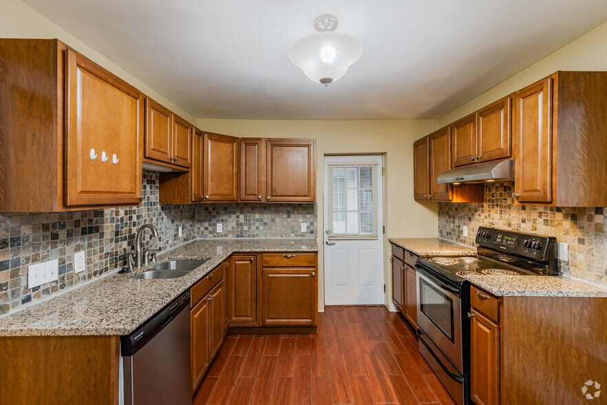 2BR, 1BA - 1,670SF - Kitchen - 5836 Alderson St