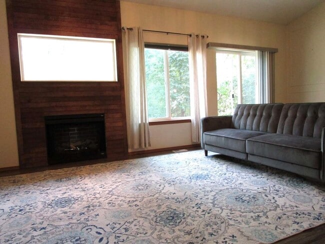 Building Photo - 3 Bedroom Home in Gig Harbor’s Minterwood