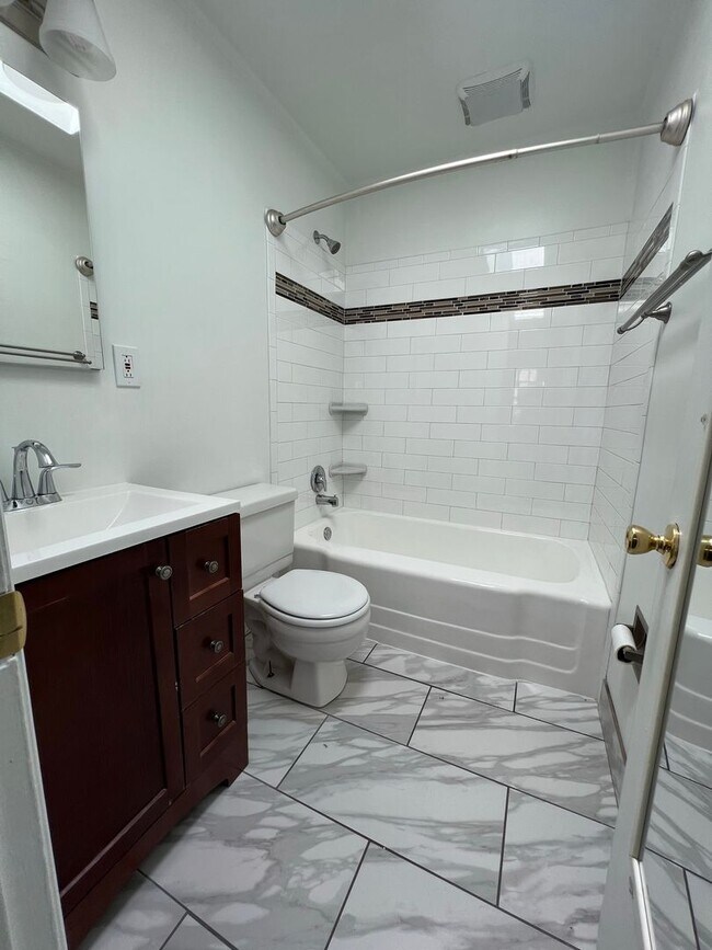 Building Photo - Modern 3 bedroom, 1.5 bathroom home in Bethel Park