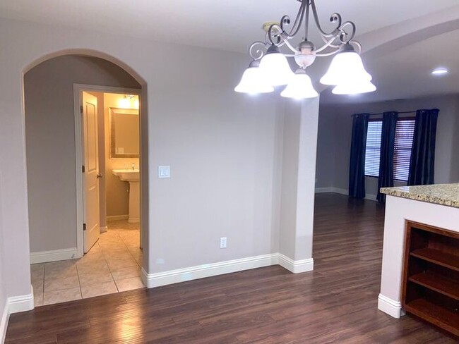 Building Photo - Somersett Reno Home - Walking Trails and t...