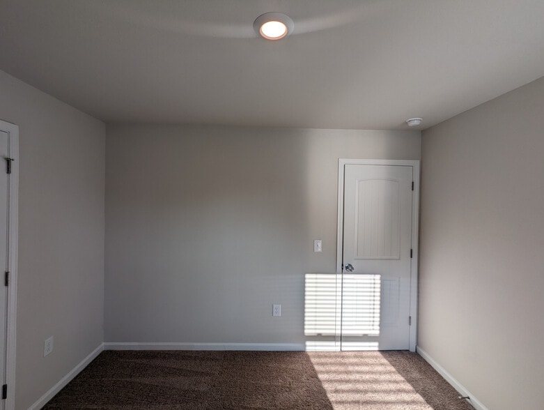 Building Photo - Room in House on Trailblazer St