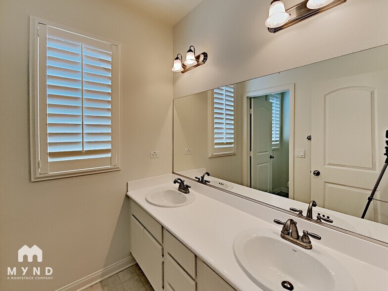 Building Photo - 1529 Bath Ave