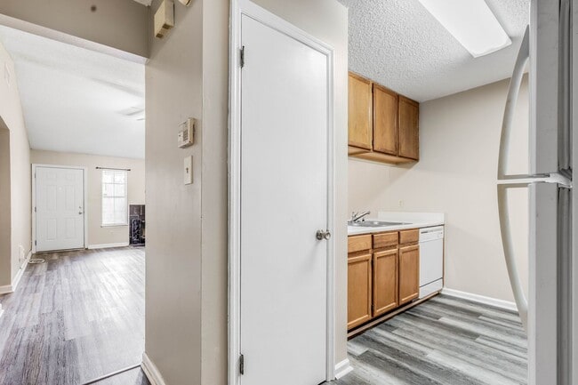 Building Photo - Upgraded 2x2 in great location AVAILABLE NOW