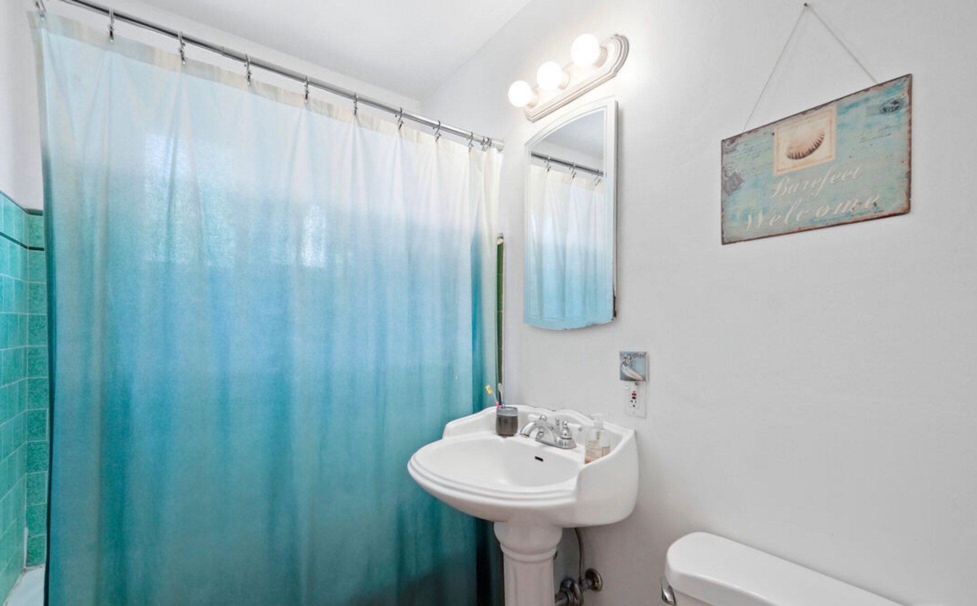 Building Photo - 22712 Leonora Dr