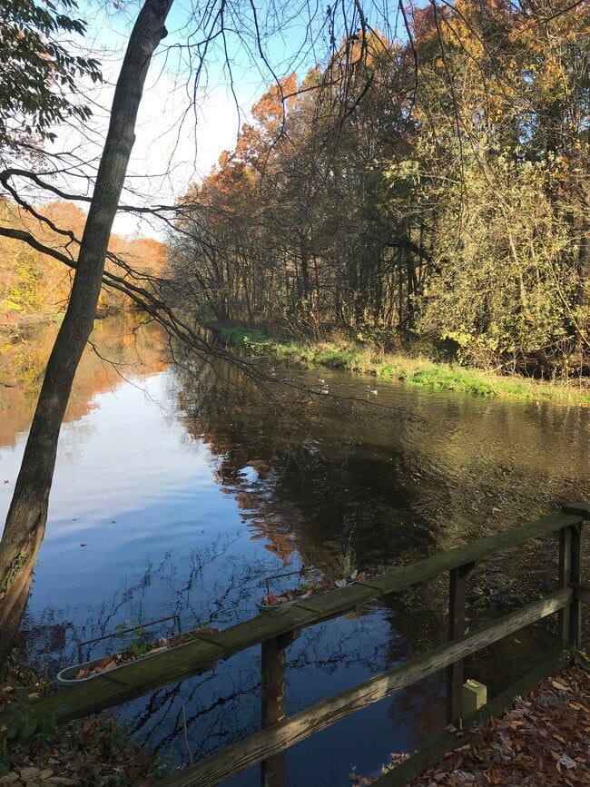 Building Photo - 809 Trumbull Dr