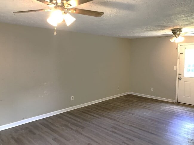 Building Photo - NEW PRICE! - Great 3 Bedroom 2 Full Bath Home in Murfreesboro!