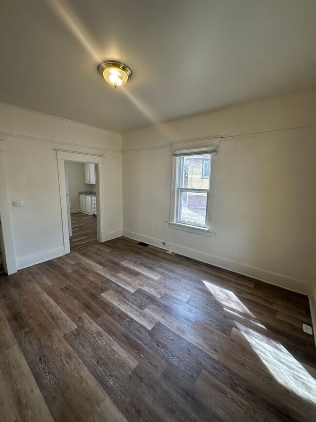 Building Photo - Charming 2 Bedroom House available NOW!