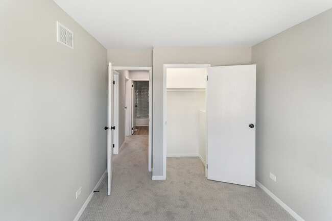Building Photo - 18200 Fountainbleau Dr