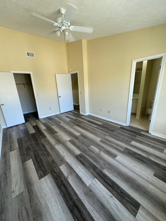 Building Photo - Great Two Bedroom-Freshly Remodeled-$500.00 off first months rental rate with approved application!