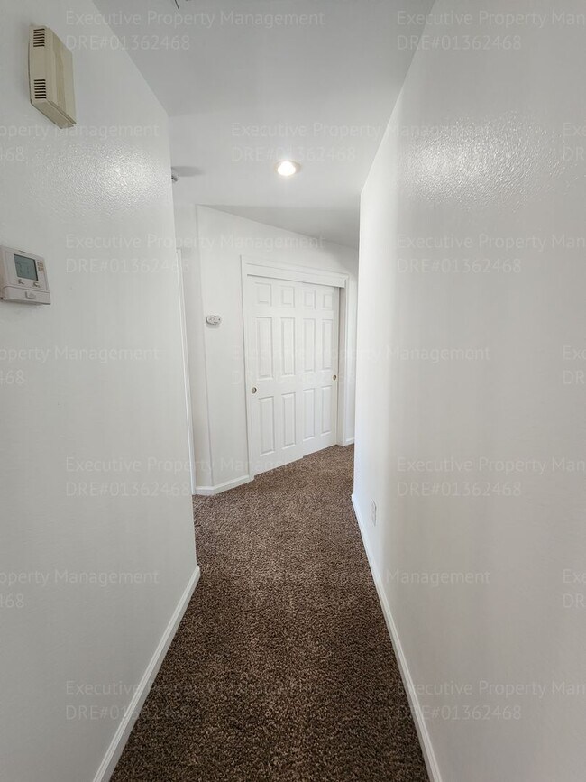 Building Photo - 5 bedrooms/ 2 baths Location Olive Dr/ Old Farm Rd