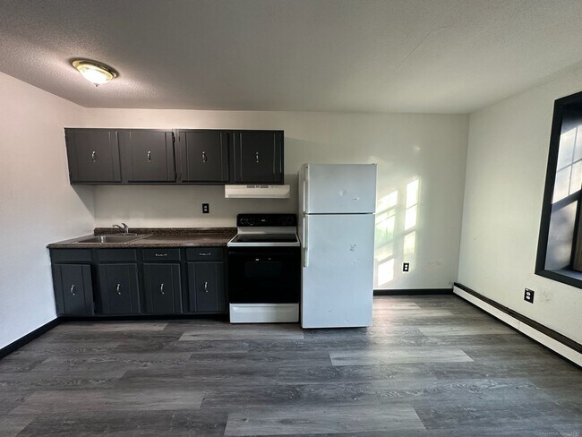 Building Photo - 1660 E Main St