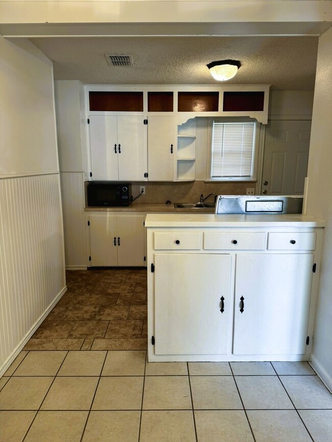 Building Photo - Heart of Lubbock 1/1 Duplex