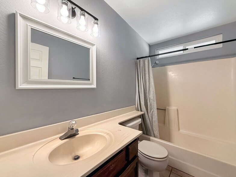 Building Photo - 2500 Topaz Ln