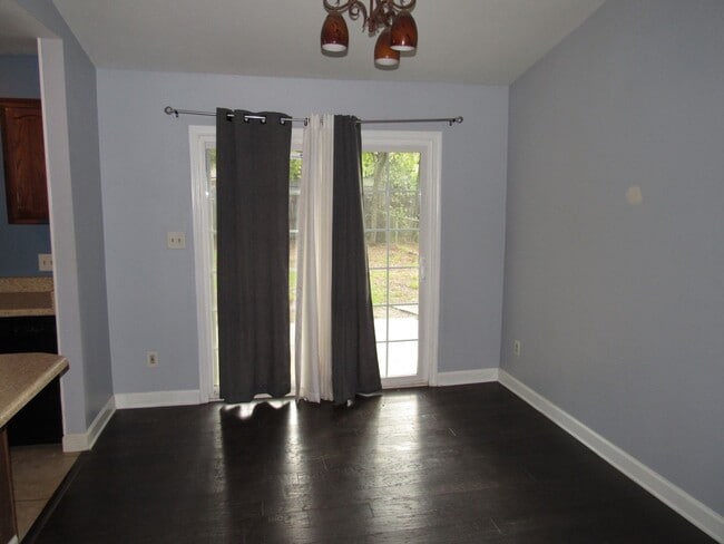 Building Photo - Close to schools, shopping & hospitals!