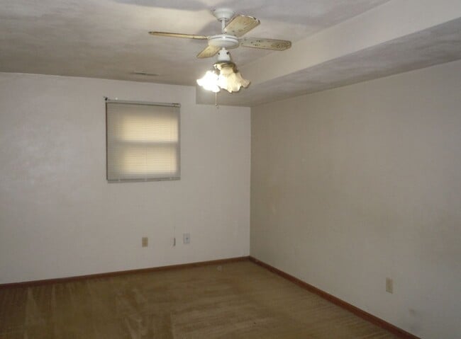 Building Photo - One Bedroom 1st Floor Condo  - Pet Friendl...
