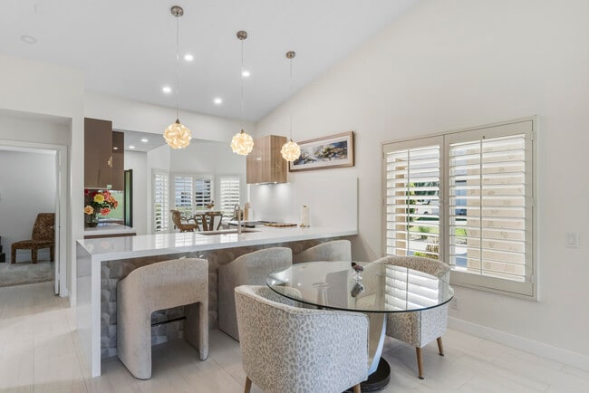 Building Photo - 269 Vista Royale Cir W