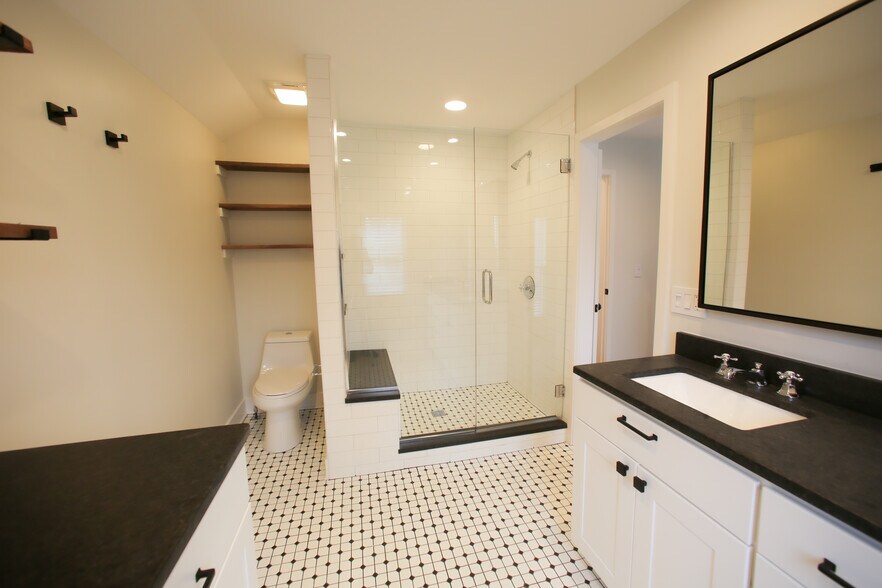 Building Photo - 249 E Blenkner St