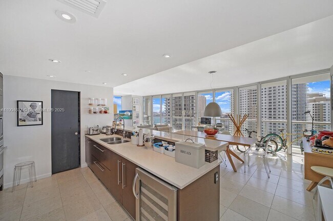 Building Photo - 465 Brickell Ave