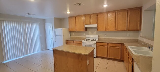 Building Photo - Executive Living Don't Miss Out 4 bdrm