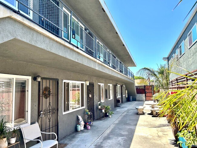 Building Photo - 2 Bed, 1 Bath with W/D in Normal Heights!