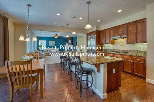 Building Photo - Spacious and upgraded 4 Bed 3 Bath Roseville Home