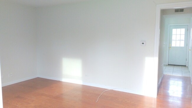 Building Photo - Cozy Townhome Available right away for living!!