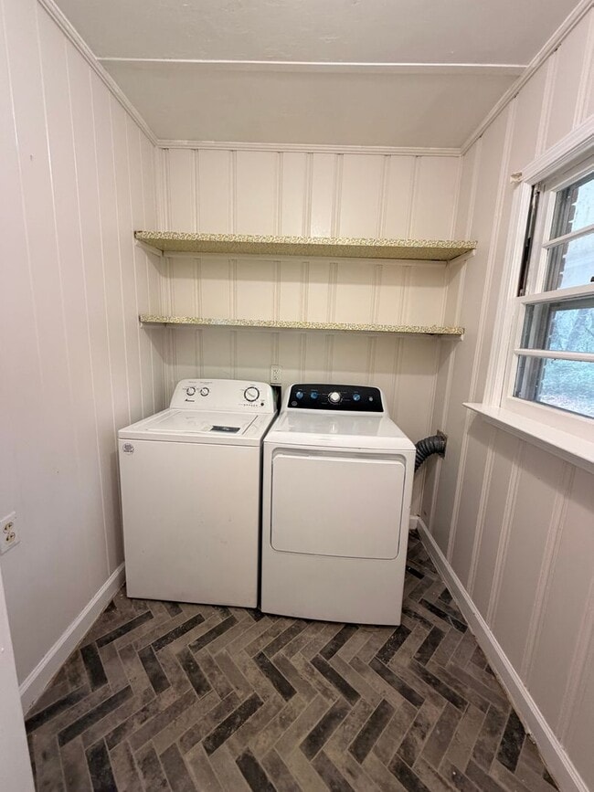 Building Photo - Brick 3/1.5 House in West Rome- $1,250