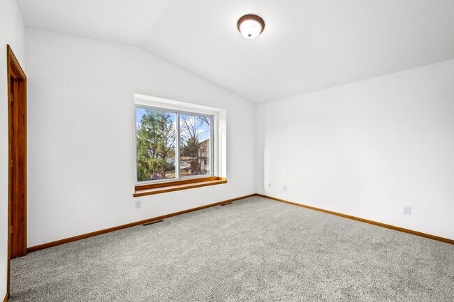 Building Photo - 749 Peregrine Run