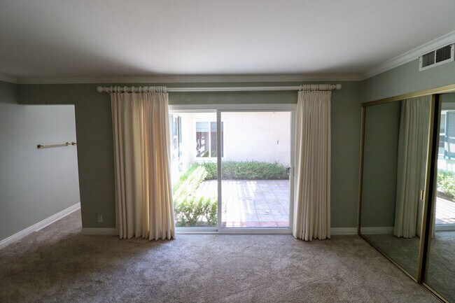 Building Photo - 1050 Pacifica Dr
