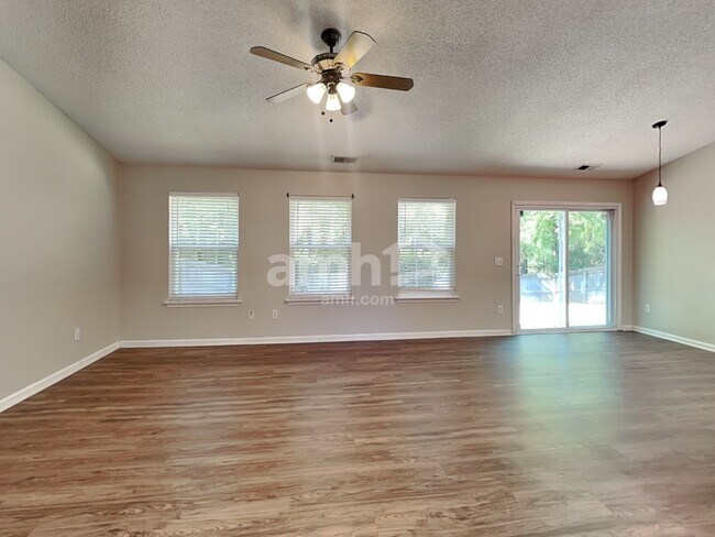 Building Photo - 3928 Edgeview Dr