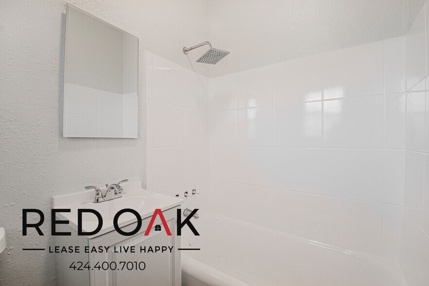 Building Photo - 704 W 54th St