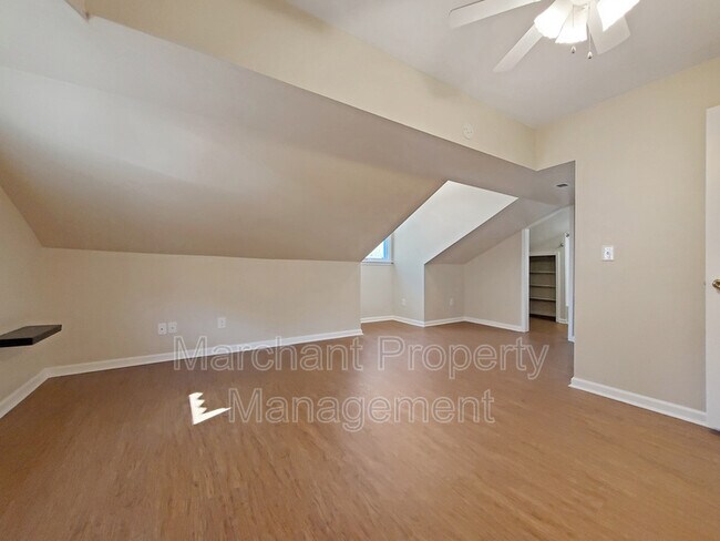 Building Photo - 504 University Ridge