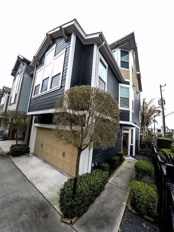 Building Photo - 736 Nicholson St