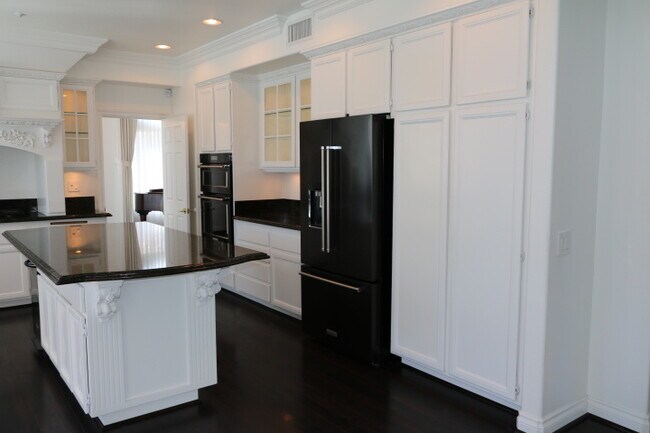 Building Photo - 14049 Claremont Ln