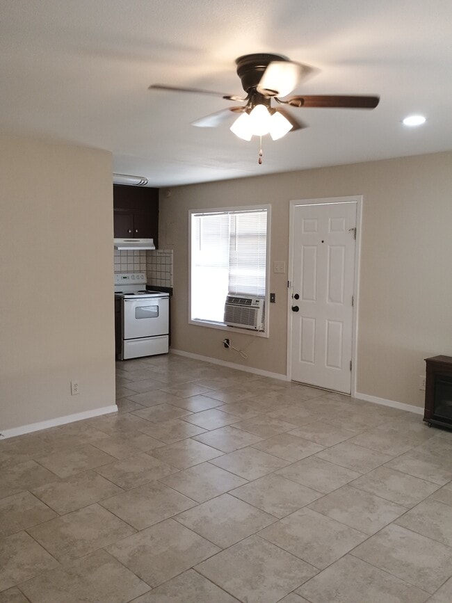 Building Photo - 1025 Valley View St