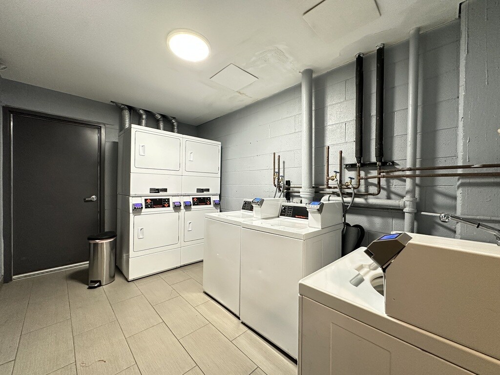 Building Photo - 1225 N LaSalle St