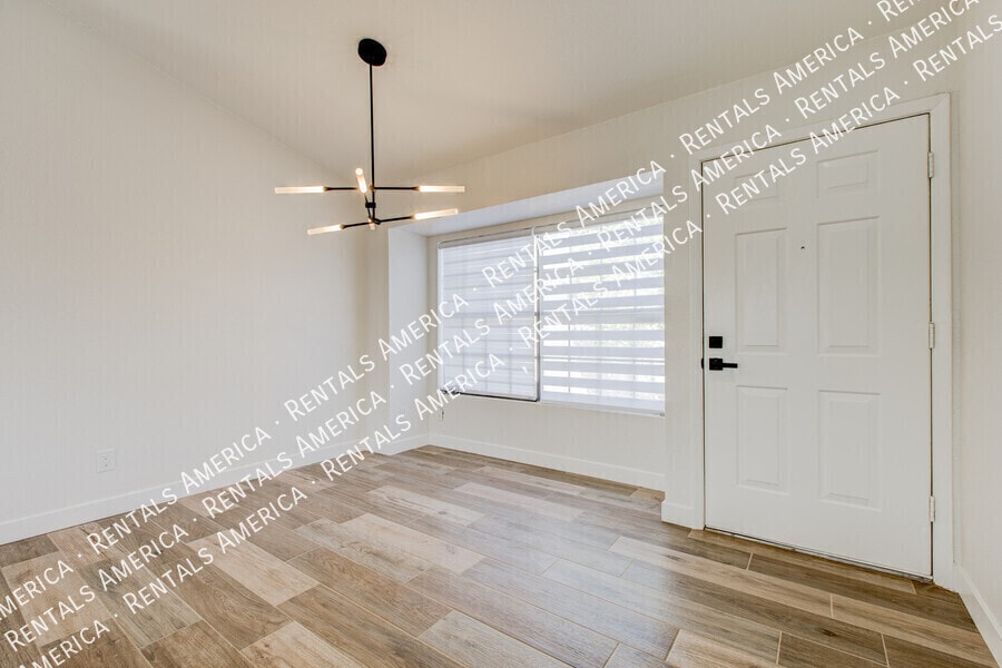 Building Photo - 819 W Ross Ave